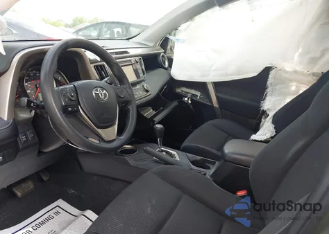 2015 Toyota Rav4 Xle z USA, uszkodzony, nr VIN JTMRFREV3FD140334